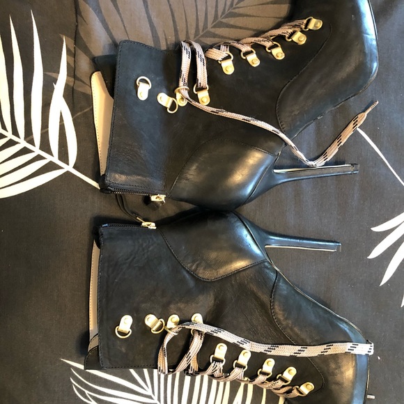 Black stylish tie up boots - Picture 2 of 6